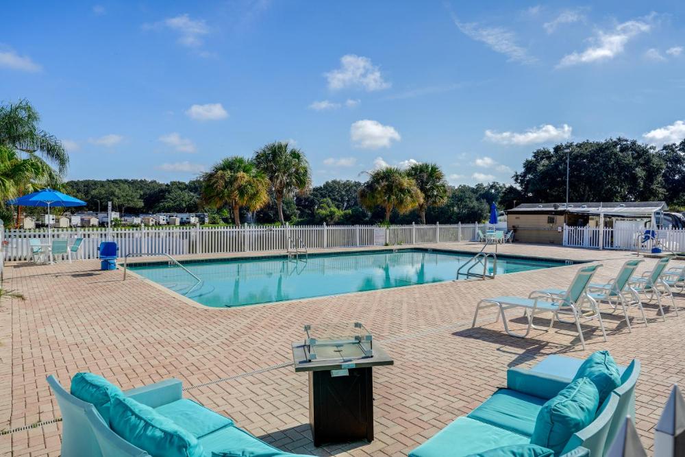 Lakeland Cottage with Pool Access and Screened Porch!